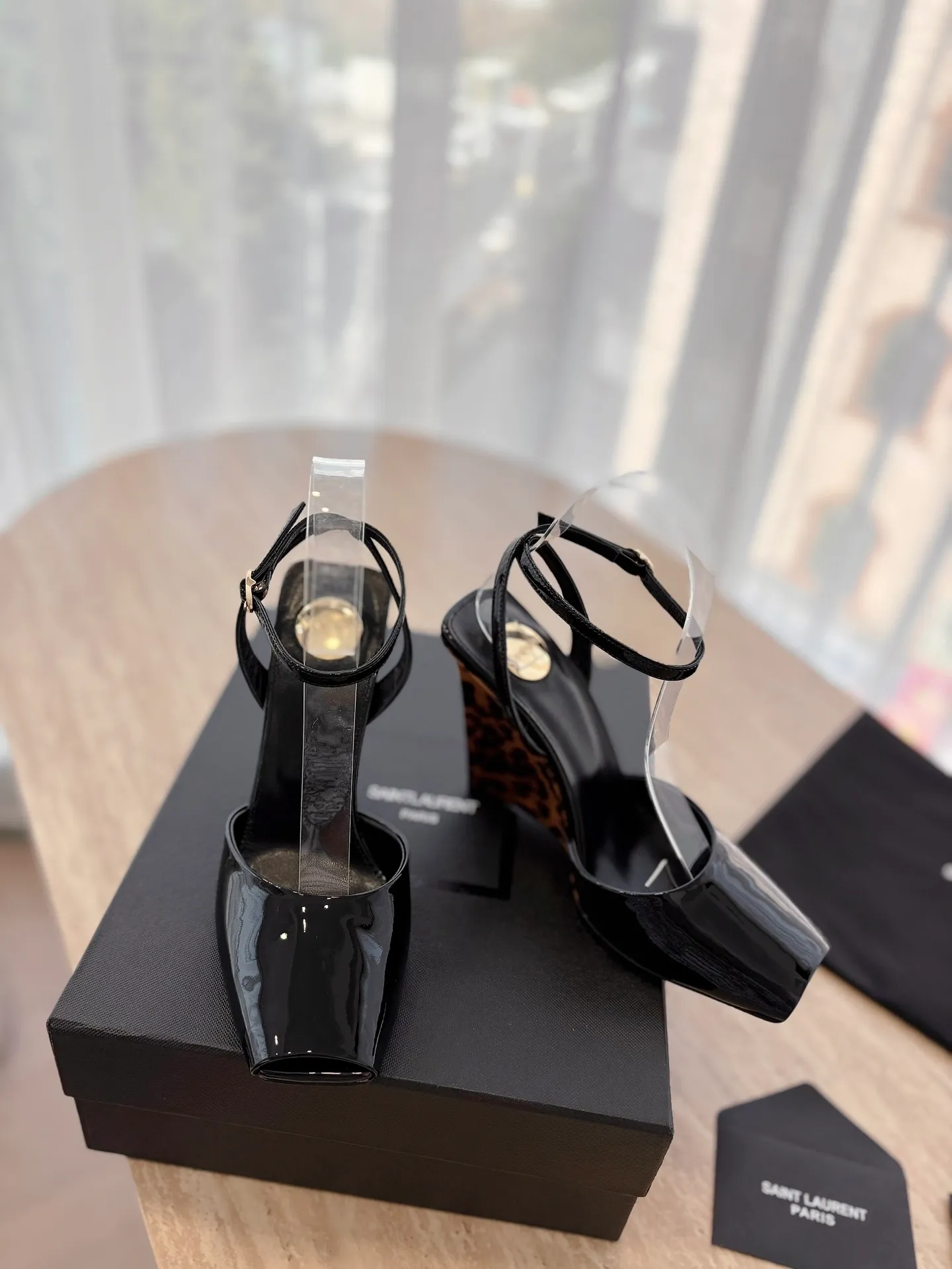 👟👟Ex-factory price 600👟👟 High version "SAINT LAUREN*" Saint Laurent ysl 25ss/new spring and summer catwalk style large rhinestone high-heeled shoes and sandals. Only YSL understands women's hearts best and does not accept refutation. It is a super invincible feminine artifact and a must-have for women (z-product full-body customization, own molded hardware accessories, perfect consistency). Compare the differences between pictures and goods on the market. ✔Upper: Customized imported silk ✔Lining: Imported 🐑Sheep leather ✔Sole: Imported genuine leather outsole ✔Heel height: 10.5cm ✔Number of yards: 35-39 (40 can be customized and non-returnable) (Full set of packaging)